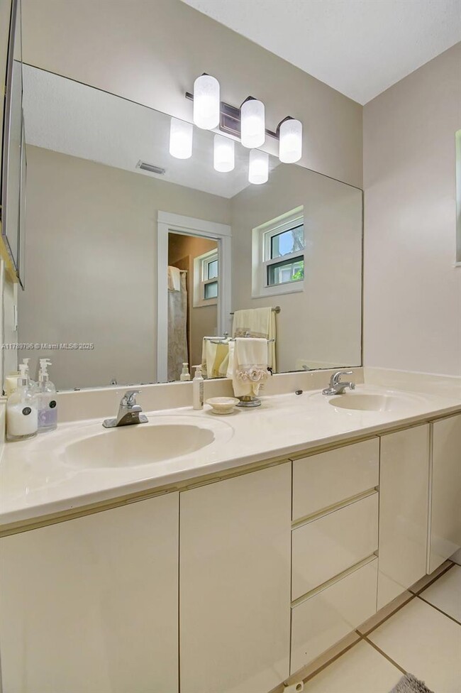 Building Photo - 303 E Riverbend Dr