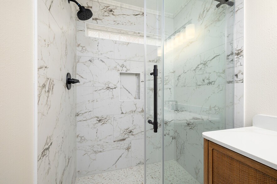 Building Photo - 647 S Meteor Ave