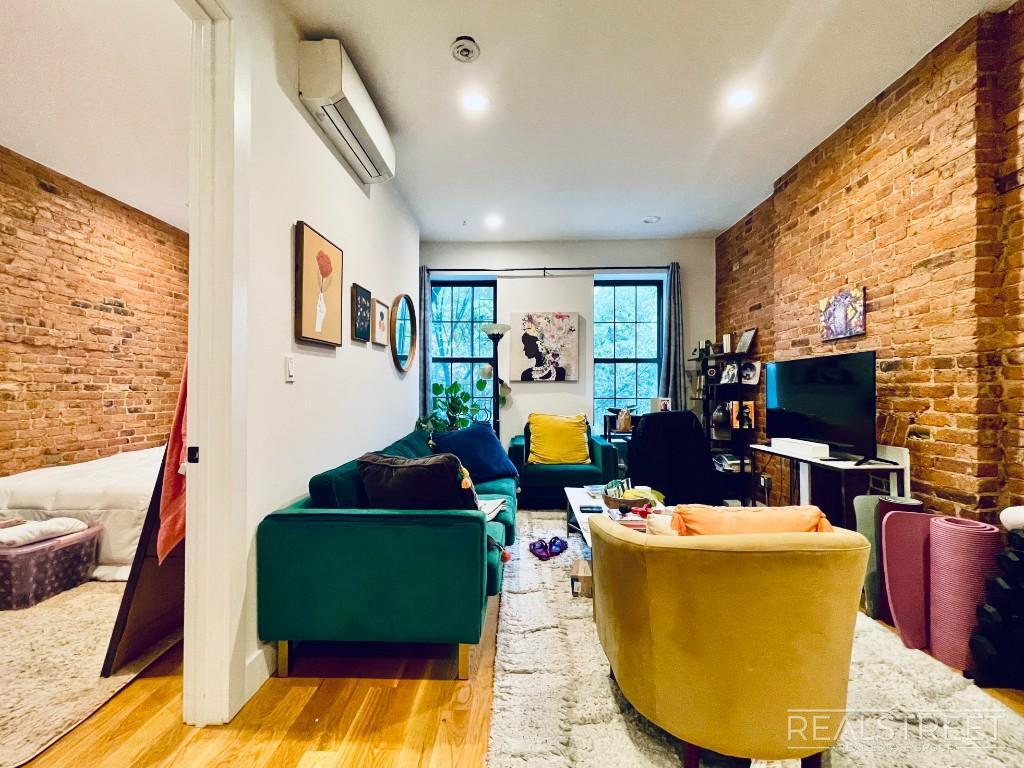 Building Photo - Spacious Modern 1 Bedroom