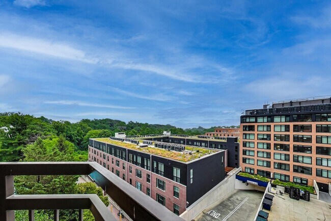 Building Photo - 2-bedroom, 1-bath condo in the sought-afte...