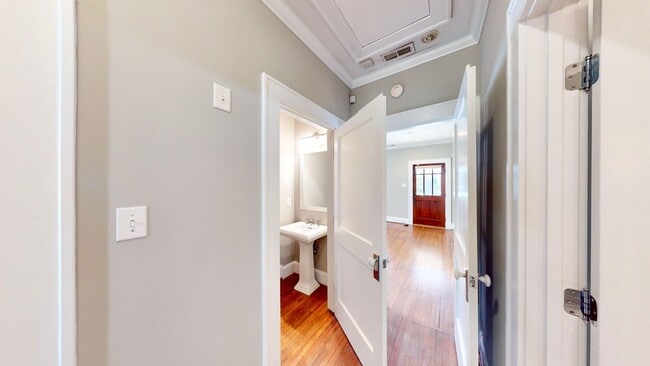 Building Photo - 2100 Rozzelles Ferry Rd