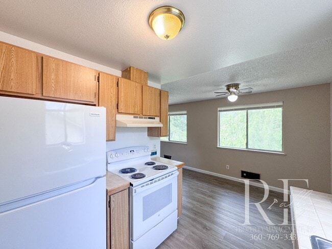Building Photo - 2-Bed Upstairs Unit With Private Patio
