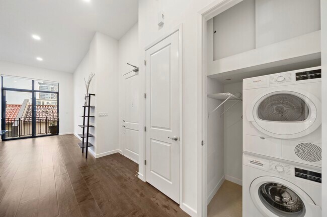 Building Photo - 4820 Caroline St