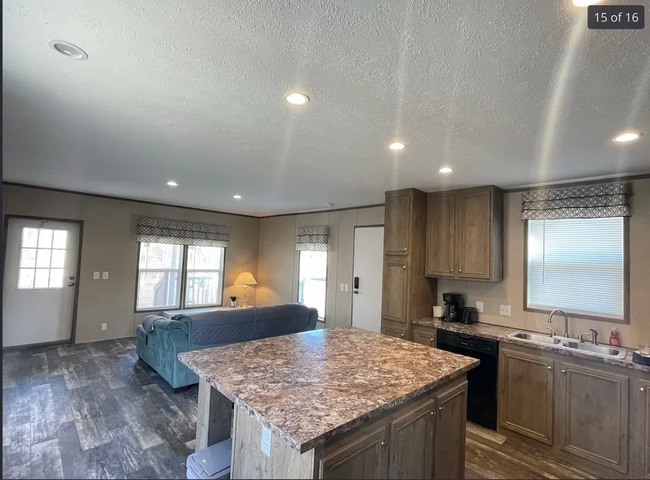 Building Photo - 2 bedroom /2 bathroom