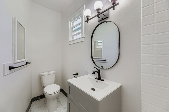 Building Photo - Breathtaking Renovation! Oversized 2 Bed 1...