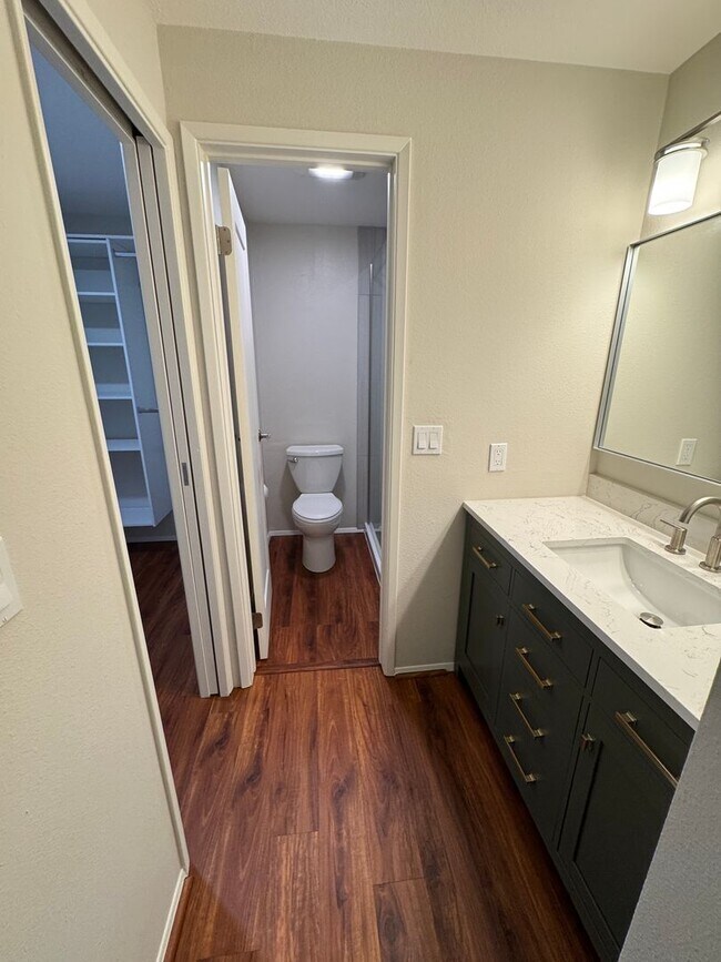 Building Photo - 2bd/2ba Kirkland Condo