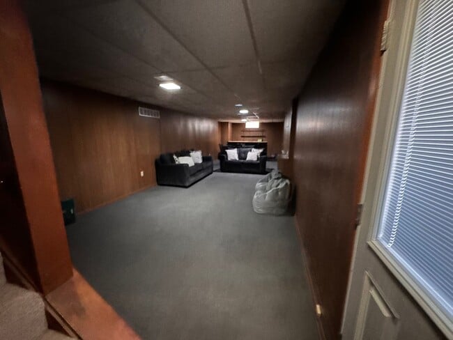 Building Photo - Welcome to this gem located in the heart of Perry township!