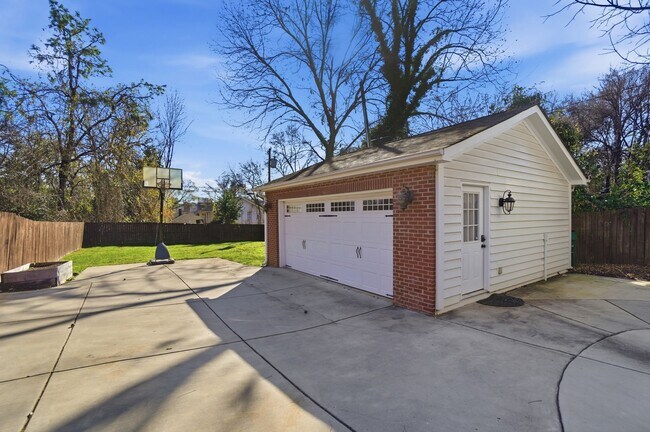 Building Photo - Historic Wesley Heights Home | Walkable to Uptown | 2 Primary Suites