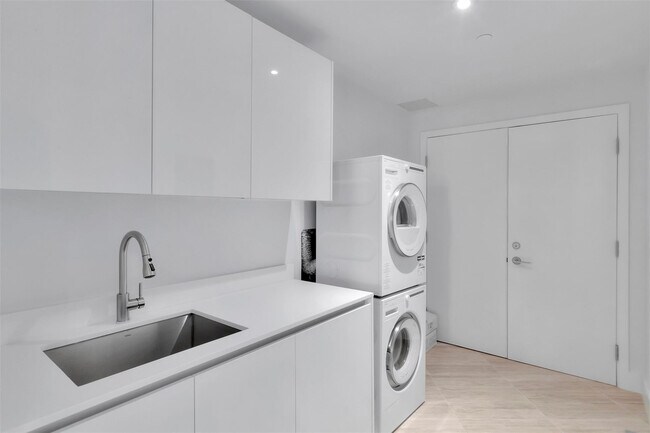 Building Photo - 525 N Fort Lauderdale Beach Blvd