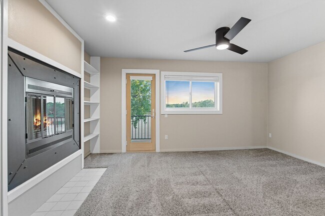 Building Photo - Lakeside living in 3-bedroom, multi-story ...