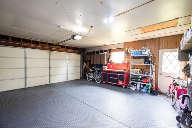 Building Photo - Amazing 3 Bedroom and 2 Full Bath Home For Rent in Greece Available April 1st.