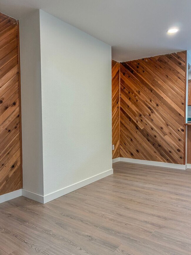 Building Photo - 3 Bedroom 2 Bath in Scappoose- Do Not Miss...