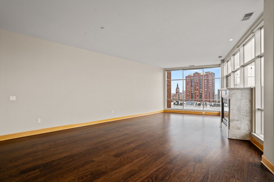 Spacious Living Room - 1111 N Marshall St