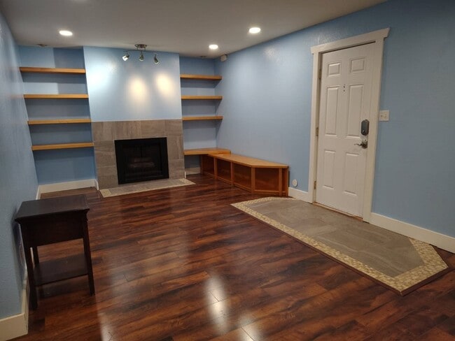 Building Photo - 1156 S Foothill Dr