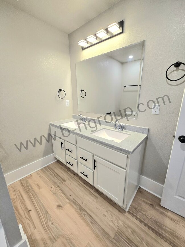 Building Photo - 715 57th St