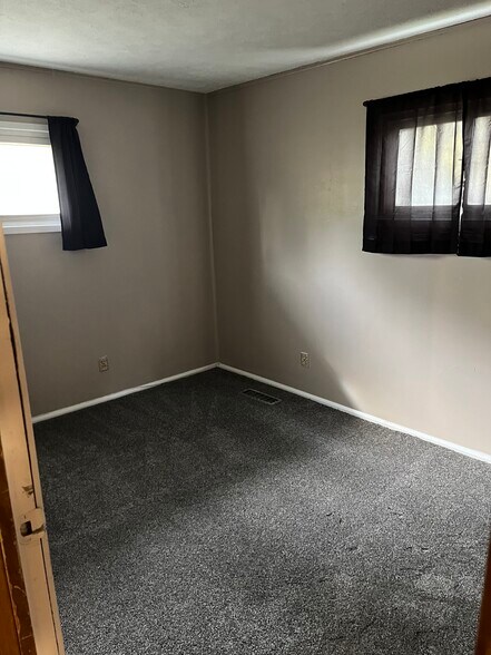 Bedroom 2 - 571 N Mitchner Ave