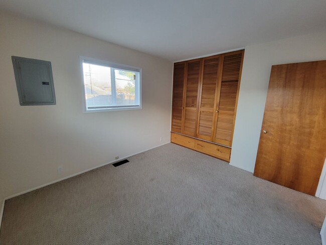 Building Photo - 4 bed, 2 bath, 2 car garage