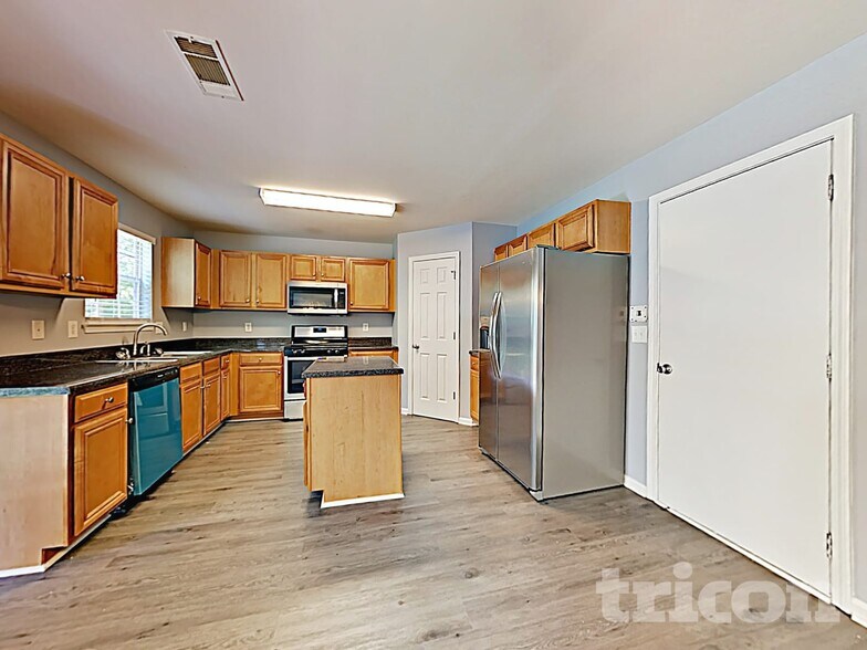 Building Photo - 4196 Defoors Farm Dr