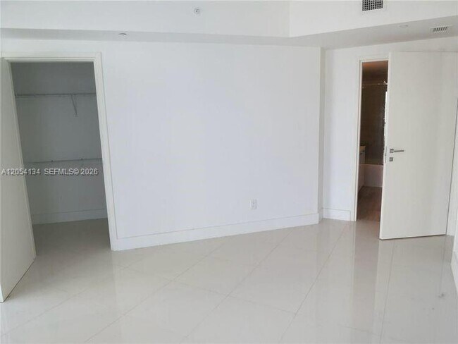 Building Photo - 1300 Brickell Bay Dr