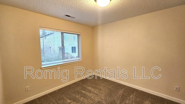 Building Photo - 1403 NE 71st Dr