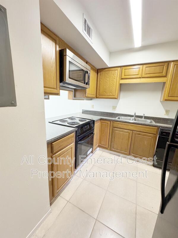 Building Photo - 875 Fairview Dr