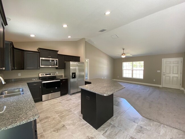 Building Photo - Desirable SW Ocala Neighborhood 4/2/2 *WON'T LAST*