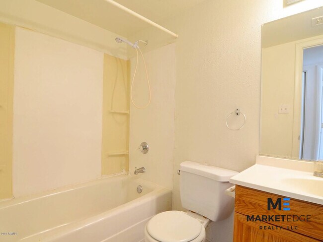 Building Photo - 2Bed/1Bath House at 48th/Broadway! JOIN TH...