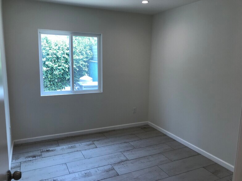 Building Photo - 10166 Petit Ave