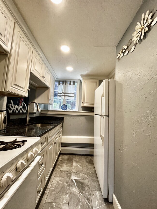 Building Photo - 6 Larson Cir
