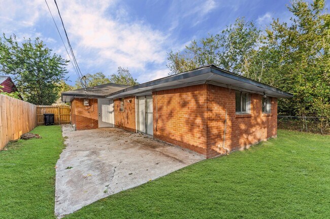 Building Photo - 3034 Akard St