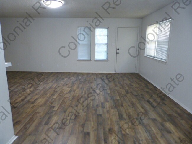 Building Photo - 801 Laurelwood Dr