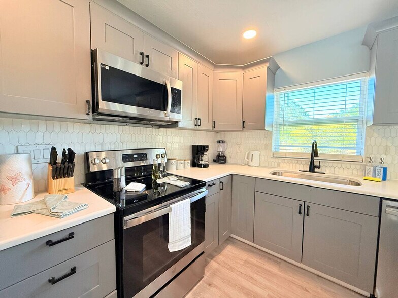 Building Photo - 3120 Drake Dr