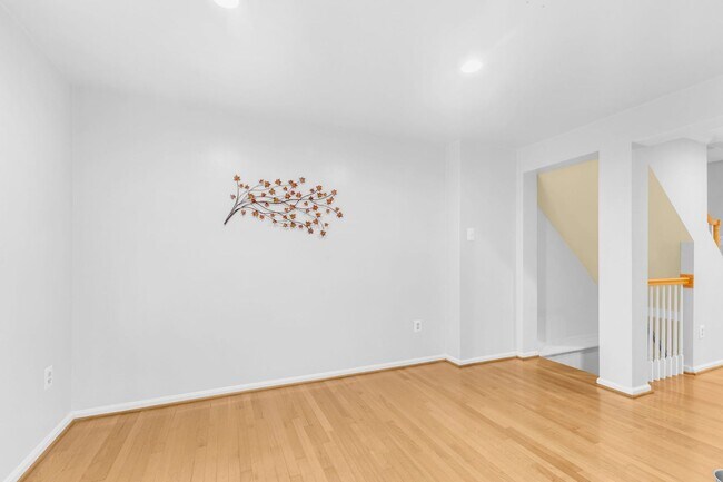 Building Photo - Beautifully Updated End-Unit Townhome in P...