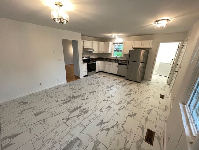Building Photo - Beautiful Home Large Garage Highly Desired For Rent