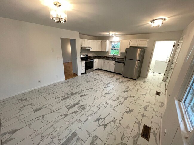 Building Photo - Beautiful Home Large Garage Highly Desired Neighborhood For Rent