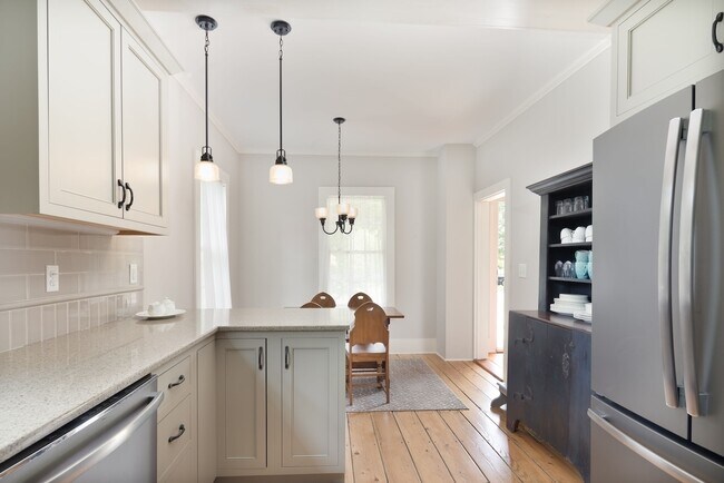 Building Photo - 14 Library St