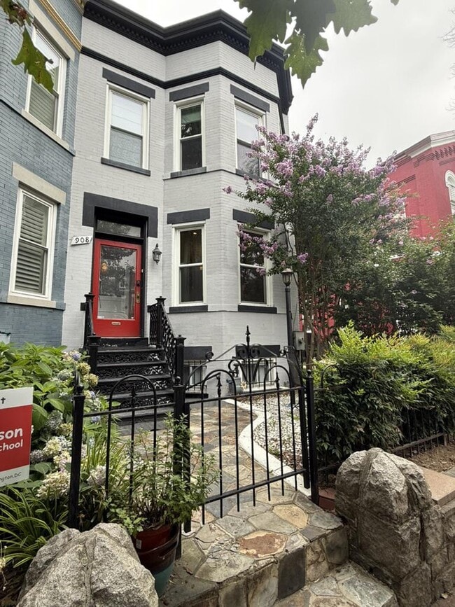 Building Photo - 908 11th St NE