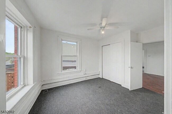 Building Photo - 309 Main St