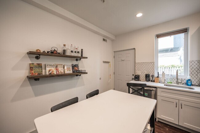 Building Photo - Modern Olde Kensington Home