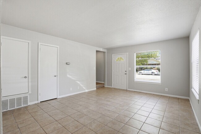 Building Photo - 3211 Rogers Ave