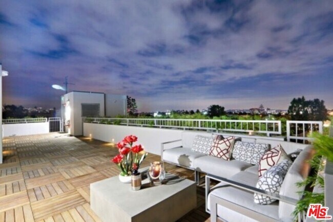 Building Photo - 1326 Centinela Ave