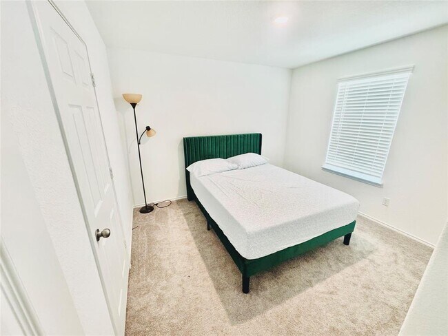 Building Photo - 1601 Holly Lk Dr