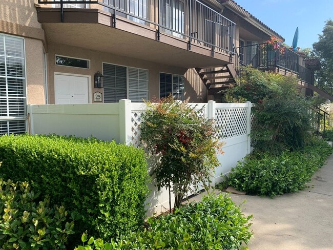 Building Photo - 2 bed / 2 bath unit in RSM available August 6th!!