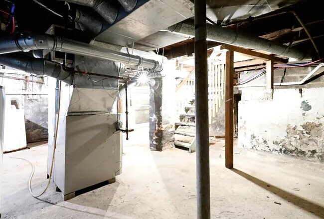 Building Photo - 405 E Hodge Ave