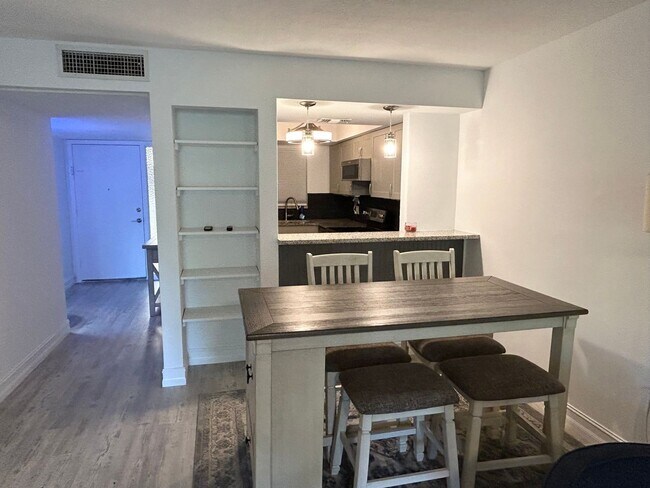 Building Photo - Updated 1 Bed/1.5 Bath Near the Beach! Great Amenities