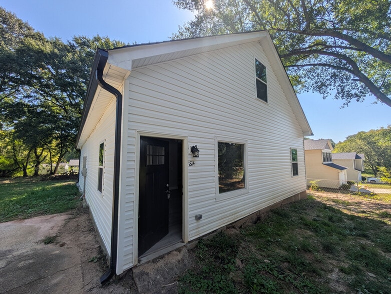 Primary Photo - Room in House on Hart St