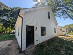 Building Photo - Room in House on Hart St