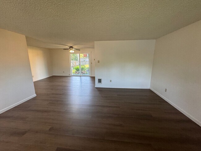 Building Photo - 3 Bedroom House in Waldport!