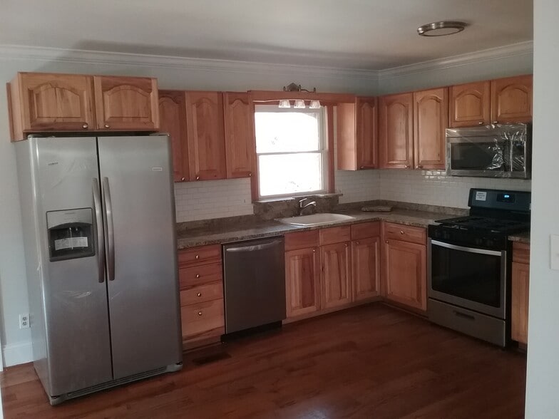 Building Photo - 701 Rosalyn Dr