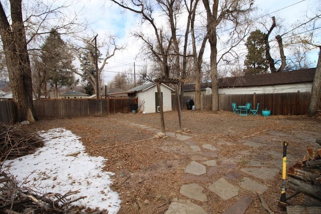 Building Photo - Adorable 3bdrm Downtown Bungalow